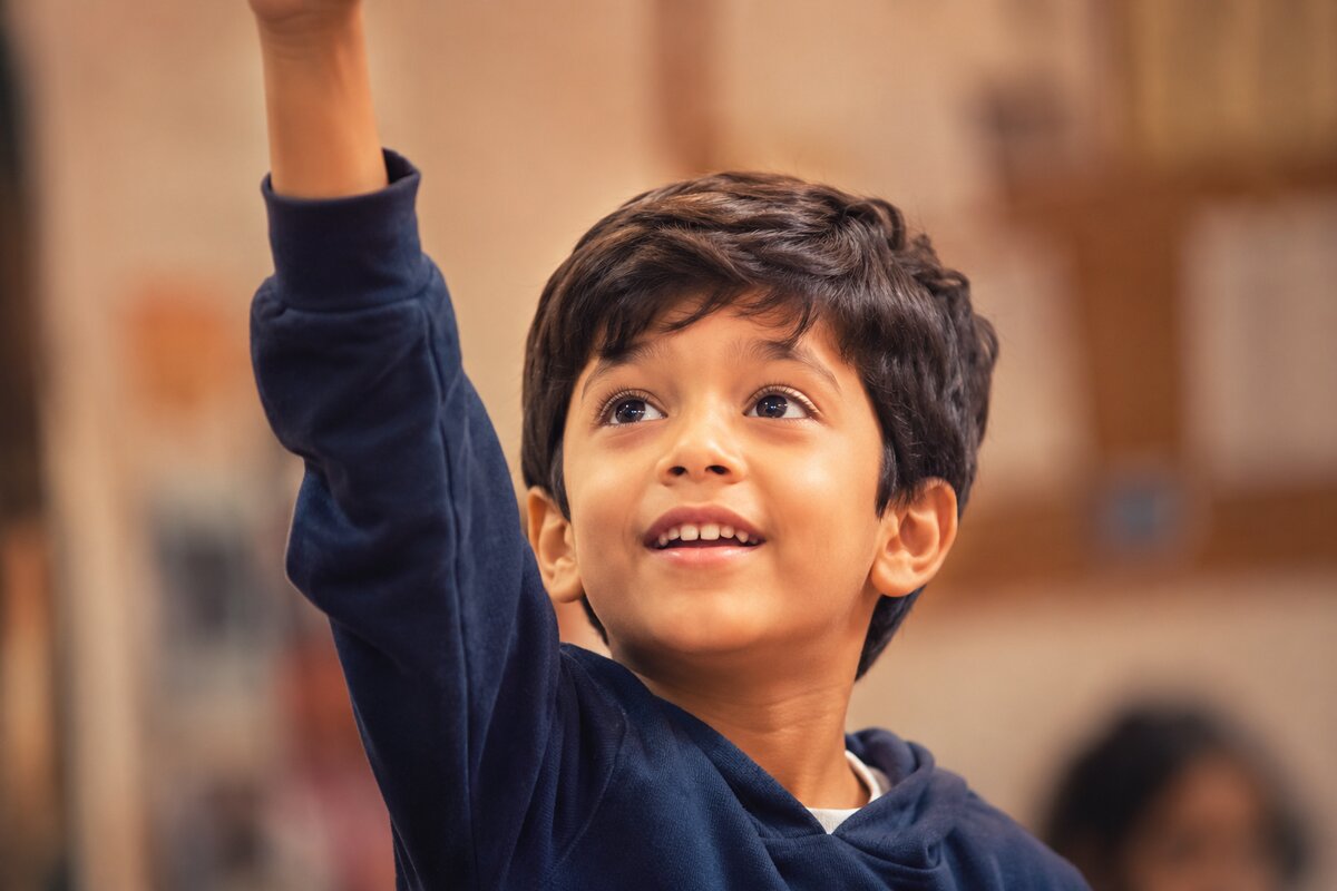 Child speaking confidently in a live online personality development class at HOSS